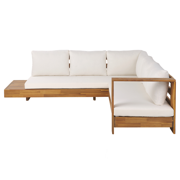 L-förmiges Eck-Loungesofa aus Holz mit weißen Polstern und integriertem Beistelltisch.