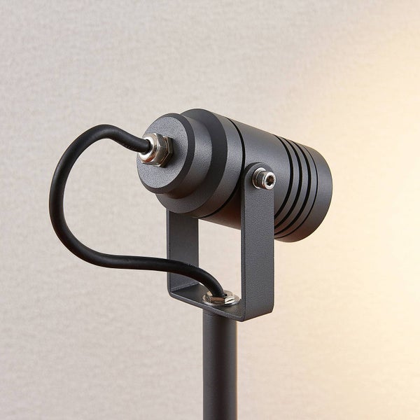 Verstellbarer Gartenstrahler aus anthrazitfarbenem Metall mit schwarzem Kabel und stabiler Halterung.