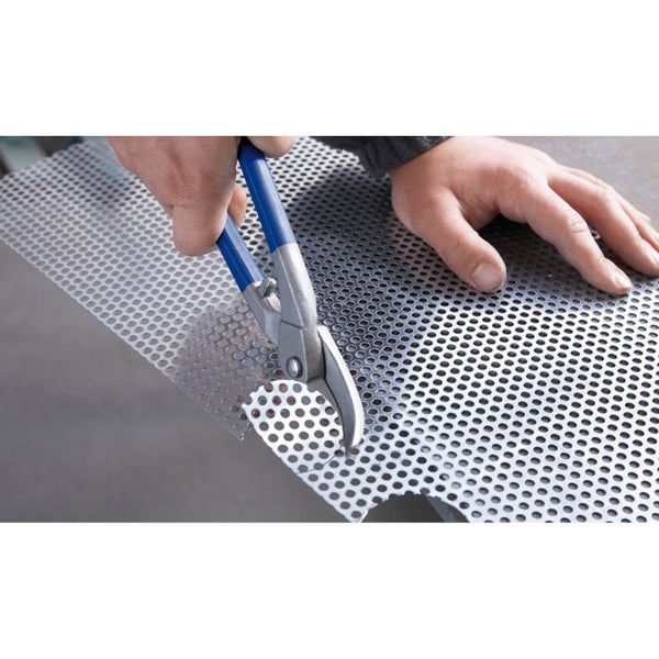 Spielturm aus Holz mit Spielhaus, Rutsche, zwei Schaukeln, Sandkasten, Strickleiter und Kletterwand.