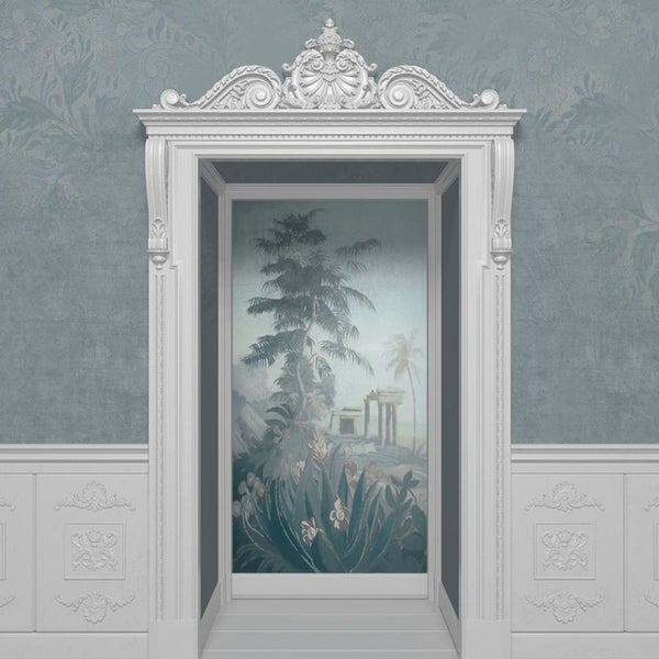 Raumgestaltung mit Türrahmen und Wandbild im tropischen Stil