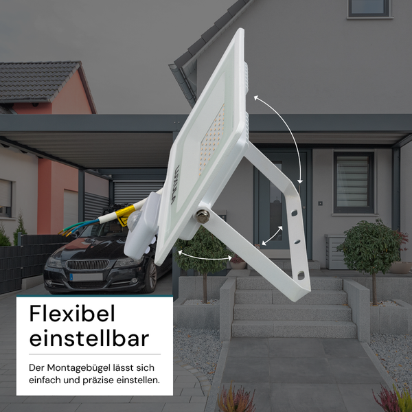 Flexibel einstellbarer LED-Außenstrahler an einem Haus