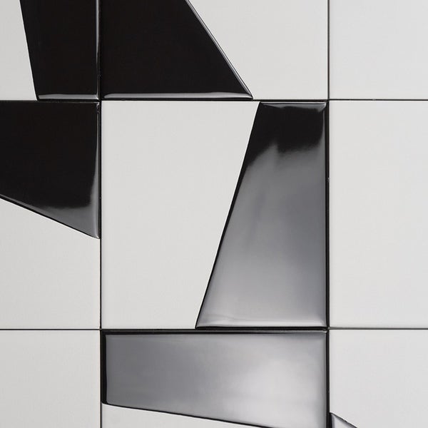 Wandfliesen mit geometrischem Muster aus quadratischen Fliesen in glänzender Optik