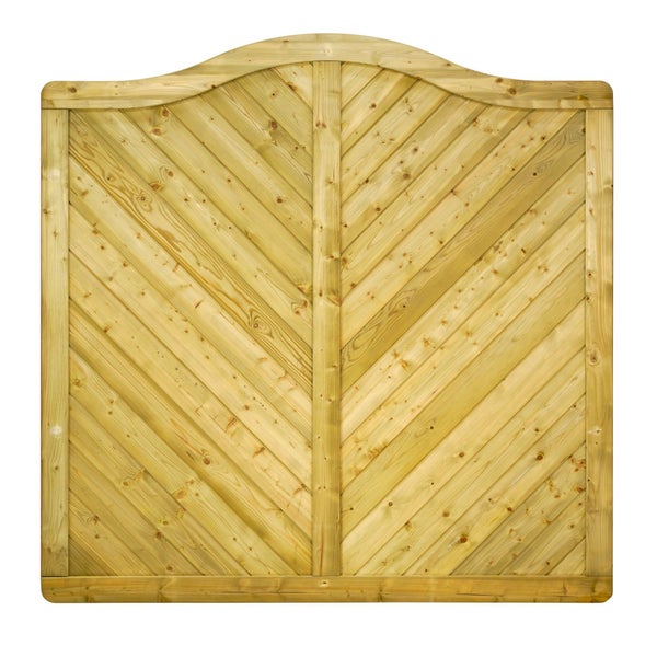 Holzzaun mit diagonalen Brettern und geschwungener Oberkante vor einem Haus