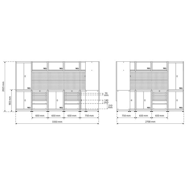 Blühende rote Pfingstrose mit grünen Blättern