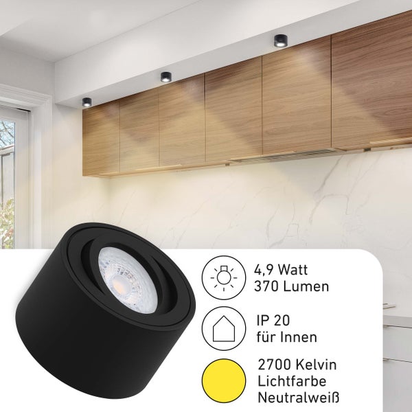 Schwarzer LED-Aufbaustrahler in heller Küche über Holzschränken montiert. 4,9 Watt, 370 Lumen, Schutzart IP 20 für Innen, 2700 Kelvin Neutralweiß.