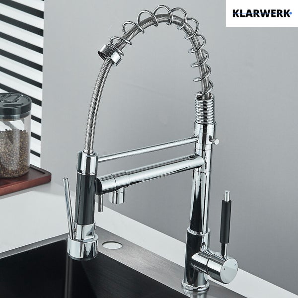 Klarwerk Küchenarmatur mit Spiralfeder, ausziehbarer Geschirrbrause und zusätzlichem Auslauf, montiert an einer Spüle. Klarwerk Logo.