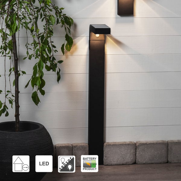 Szene mit LED-Wegeleuchte mit Sensor und Batteriebetrieb