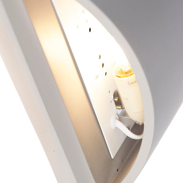 Detailaufnahme einer Wandleuchte mit Glühbirne