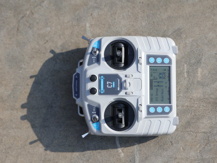 Microzone C7 Fernsteuerung für RC Modelle mit zwei Steuerknüppeln, LCD Display und verschiedenen Schaltern zur präzisen Modellbau Steuerung