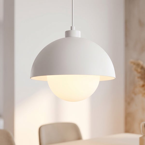Moderne Hängelampe mit halbkugelförmigem Schirm und leuchtender Glaskugel für eine indirekte Beleuchtung im Wohnbereich