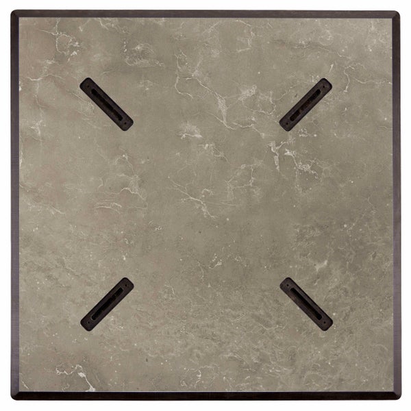 Gartenmöbel-Set mit einem quadratischen Bistrotisch in Steinoptik und vier anthrazitfarbenen Metallstühlen mit Latten-Design.