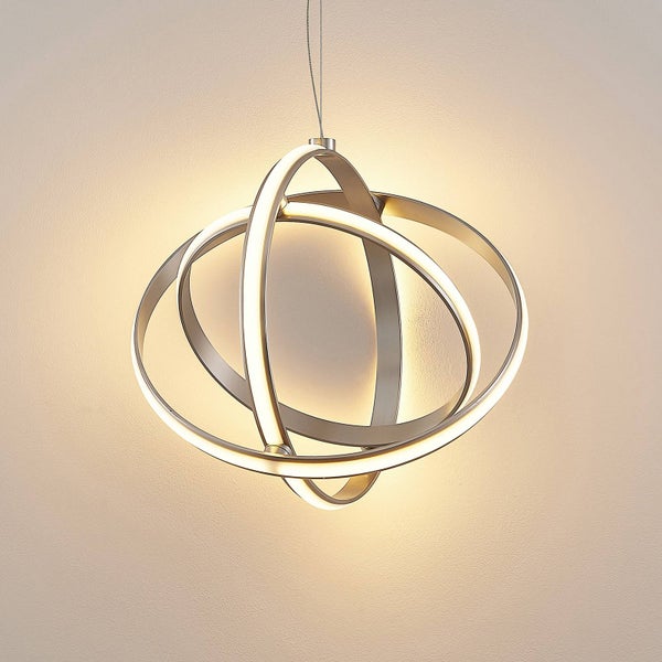 Moderne LED-Pendelleuchte mit ineinandergreifenden Metallringen und integrierten LED-Streifen für warmes Licht.