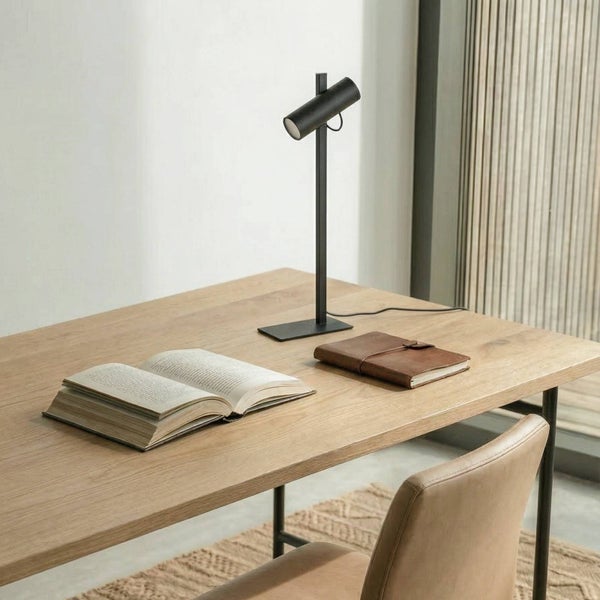 Schreibtisch mit Lampe, Buch und Notizbuch