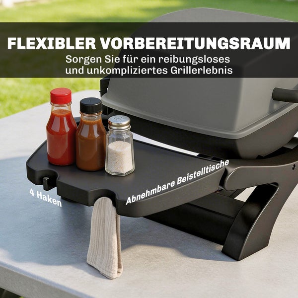 Tragbarer Grill mit abnehmbarem Beistelltisch, Saucenflaschen, Gewürzstreuer und Haken für Grillzubehör.