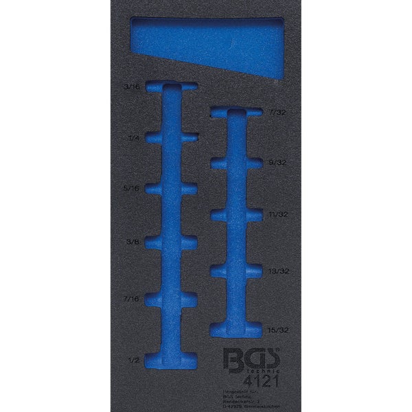 Ovale Outdoor-Sauna aus hellem Holz mit Glasfront und Glastür, Inneneinrichtung mit Bänken und Ofen, auf einer Terrasse am See.