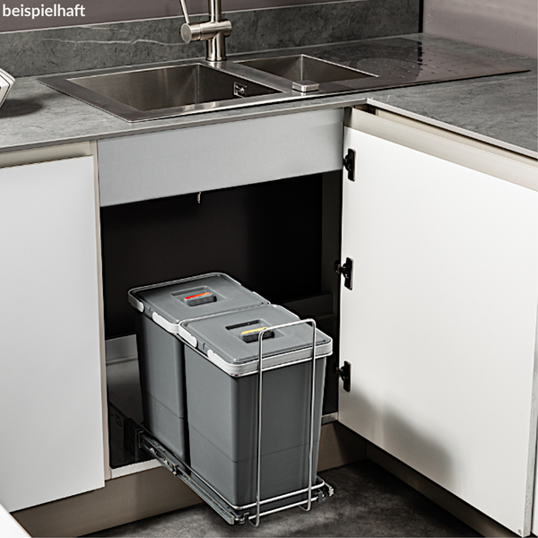 Ausziehbares Mülltrennsystem mit zwei grauen Abfalleimern in einem Küchenunterschrank unter einer Spüle.