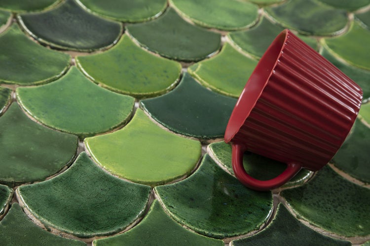 Grüne Fächerfliesen mit roter Tasse