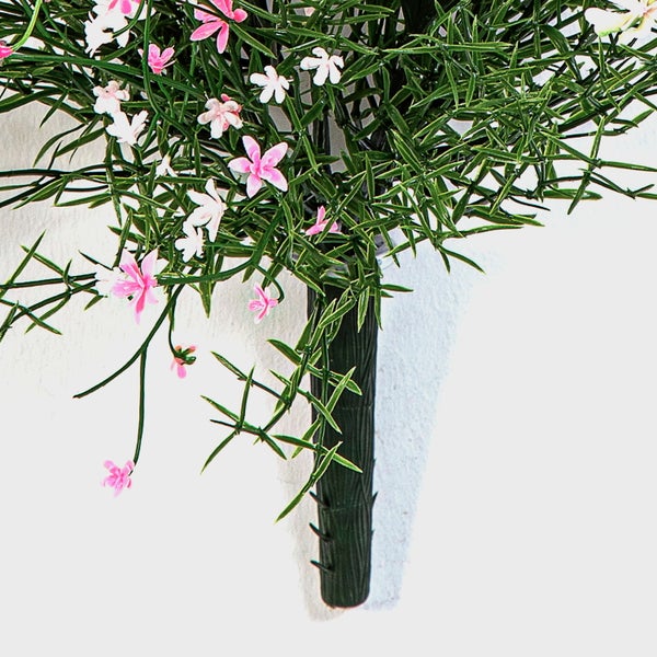 Lilie mit rosa-weißen Blütenblättern und grünen Blütenknospen.