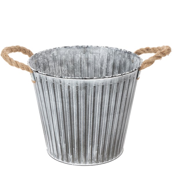 Zinktopf mit geriffelter Oberfläche und zwei Henkeln aus Seil.