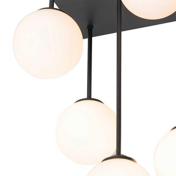Deckenleuchte mit mehreren runden, weißen Glaskugeln und schwarzer Halterung