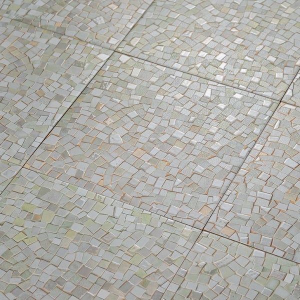 Mosaikfliesen in Steinoptik mit unregelmäßigen Fliesenstücken auf quadratischen Trägermatten für Wand und Boden im Innenbereich.
