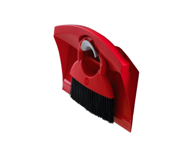 Kehrgarnitur aus Kunststoff mit roter Kehrschaufel und Handfeger mit schwarzen Borsten.