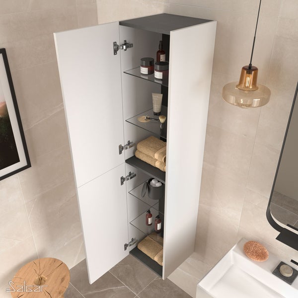 Moderner weißer Badezimmer-Hochschrank, wandhängend, zwei geöffnete Türen, dunkler Innenraum mit Glasböden und Badutensilien.