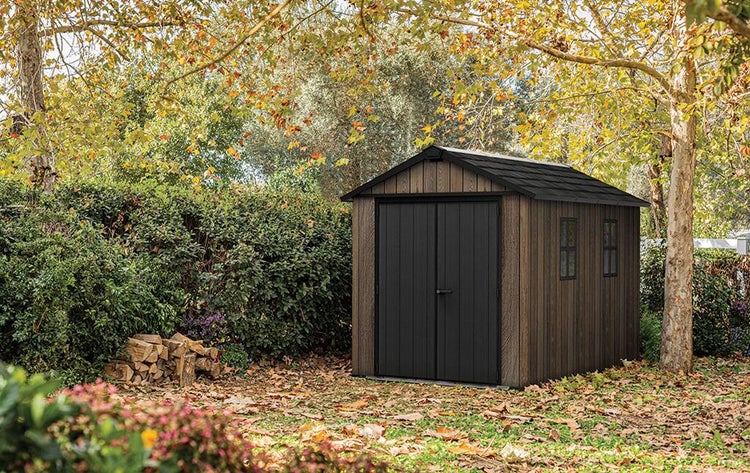 Gartenhaus aus Holz mit Doppeltür und Fenster im Garten