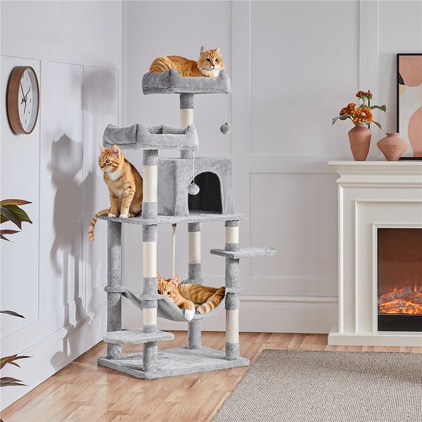 Mehrstöckiger Katzenbaum mit Kratzstämmen, Katzenhaus und Hängematte in einem Wohnzimmer