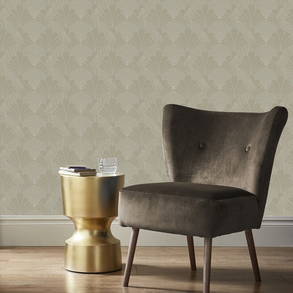 Raumgestaltung mit gemusterter Tapete, Sessel und Beistelltisch