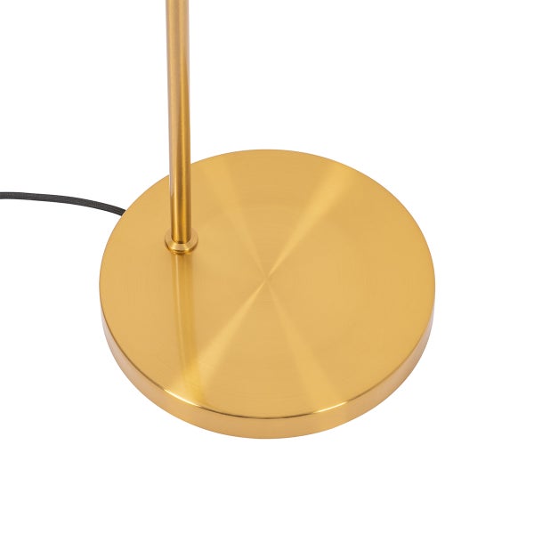 Detailaufnahme einer goldenen Stehleuchte mit rundem Fuß.
