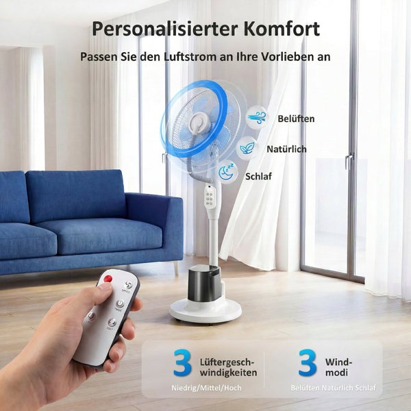 Standventilator mit Sprühnebelfunktion und Fernbedienung in einem hellen Wohnzimmer mit drei Geschwindigkeitsstufen und drei Windmodi.