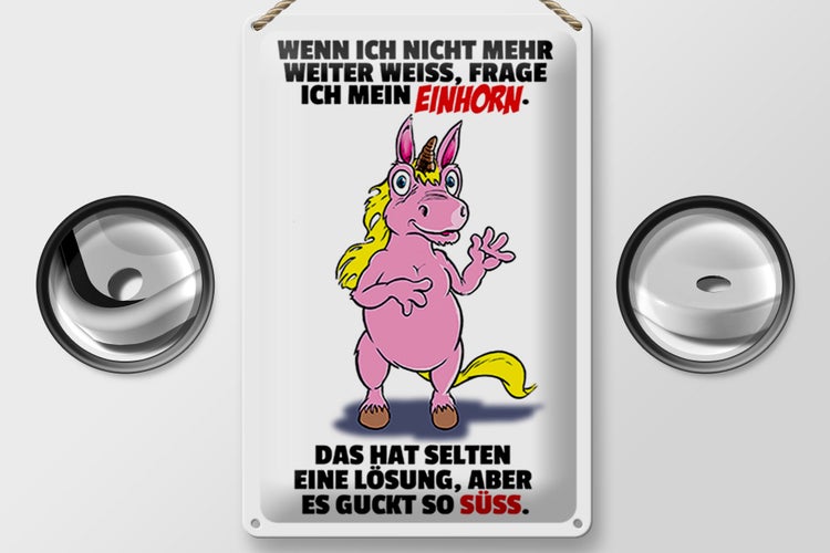 Kinderzimmer mit Holzmöbeln und Dschungeltapete mit Affenmotiven