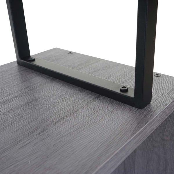 Detailansicht eines Regals mit Holzstruktur und schwarzem Metallgestell