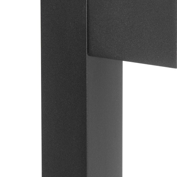 Nahaufnahme eines matt dunkelgrauen Metallgestells mit rechtwinkliger Verbindung und strukturierter Oberfläche.