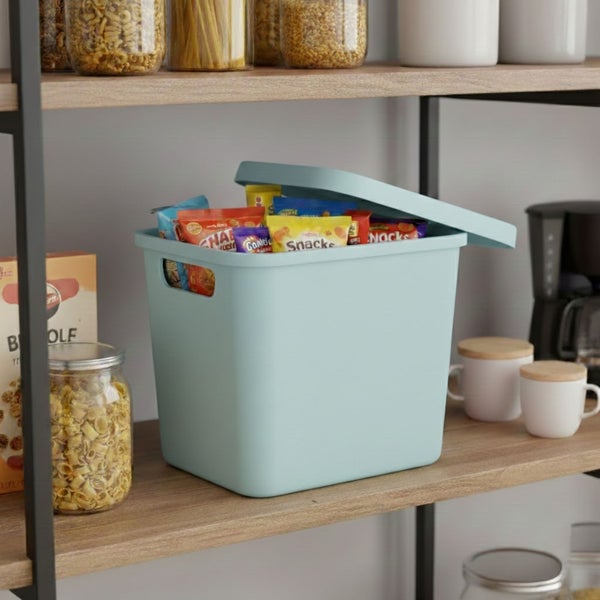 Aufbewahrungsbox aus Kunststoff mit Deckel für die Küchenorganisation, gefüllt mit Snacks, auf einem Regal.