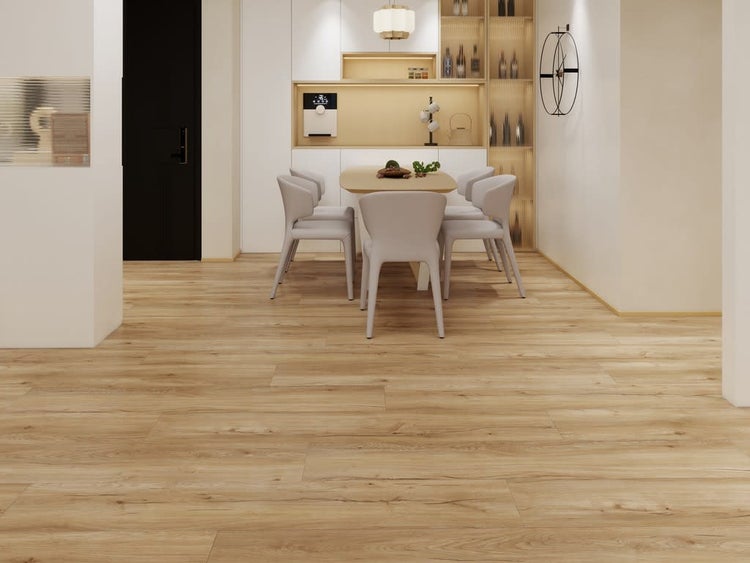 Heller Holzoptik Laminatboden in einem modernen Essbereich mit Holztisch und Stühlen für eine wohnliche Atmosphäre.
