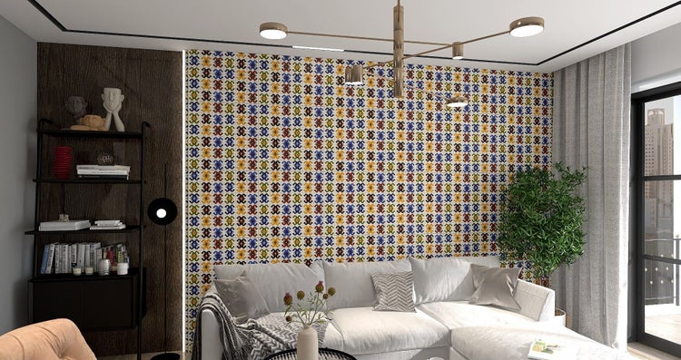 Helles Wohnzimmer mit gemusterter Wand, Sofa und Bücherregal