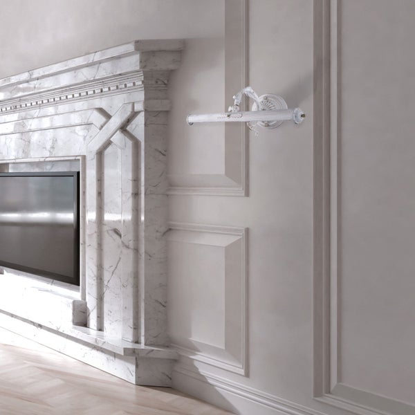 Wandleuchte über einem Kaminsims