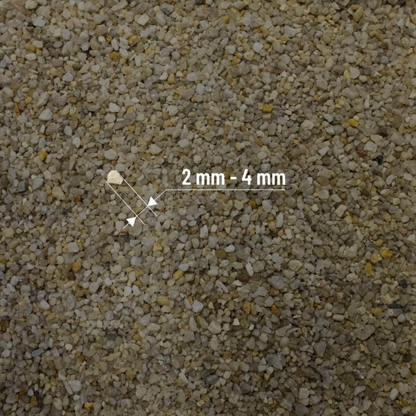 Nahaufnahme von Spielsand mit einer Körnung von 2 Millimeter bis 4 Millimeter.