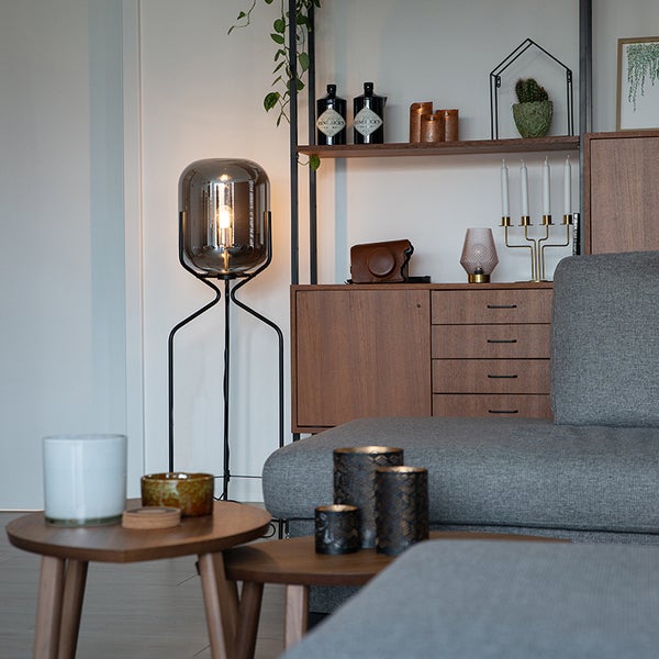 Wohnzimmer mit Stehlampe, Regal und Couch