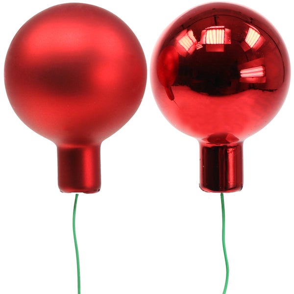 Zwei rote Christbaumkugeln mit Draht