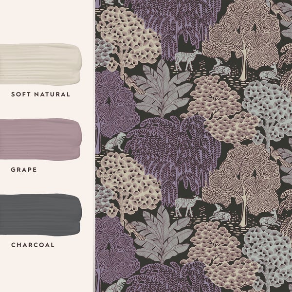 Tapete mit Waldmotiv und Hirschen, dazu drei Farbmuster mit den Bezeichnungen Soft Natural, Grape und Charcoal.