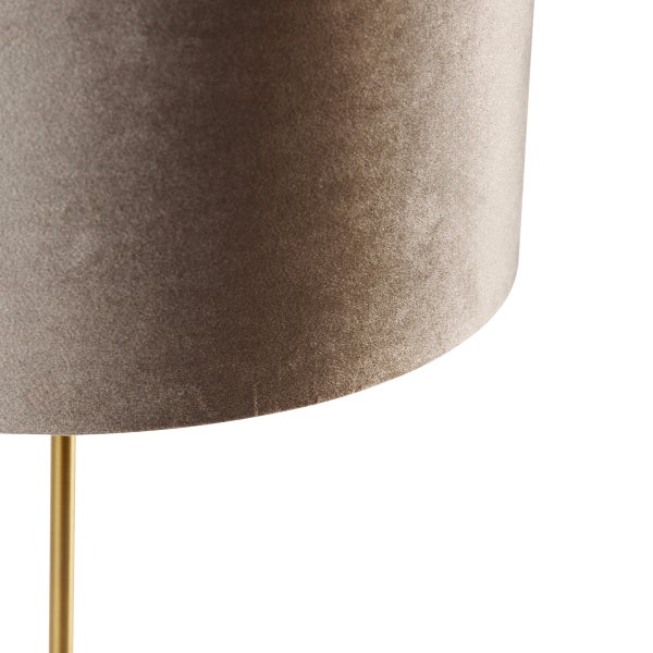 Detailaufnahme einer Stehlampe mit Stoffschirm und Metallfuß