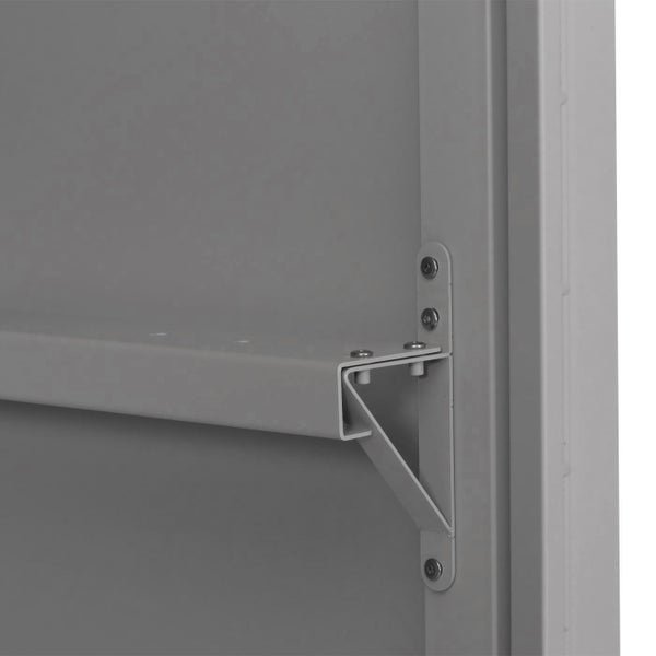 Detailaufnahme eines Regals mit Winkeleisenbefestigung