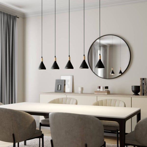 Esszimmer mit Esstisch, Stühlen und fünf Pendelleuchten