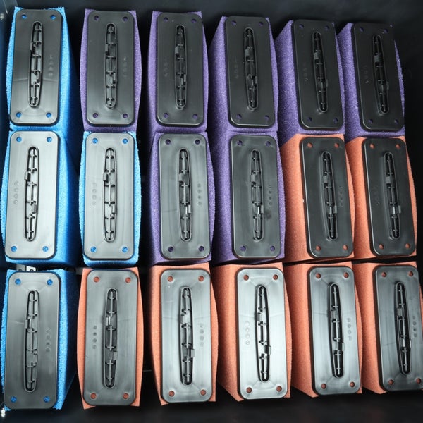 Set aus rechteckigen Filterschäumen mit Kunststoffhalterungen für Teich- oder Poolfiltersysteme, in Reihen angeordnet.