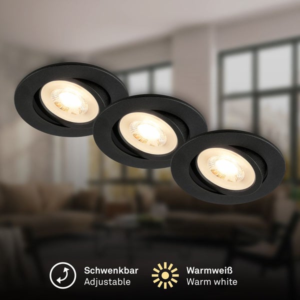 Set aus drei schwenkbaren LED Einbaustrahlern in runder Form mit warmweißem Licht zur Deckenmontage in einem Wohnraum.