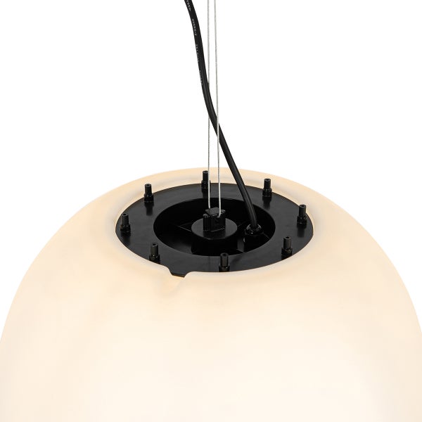 Detailansicht der Kabelaufhängung einer Pendelleuchte mit schwarzem Stromkabel, dünnen Drahtseilen und schwarzer Montageplatte.