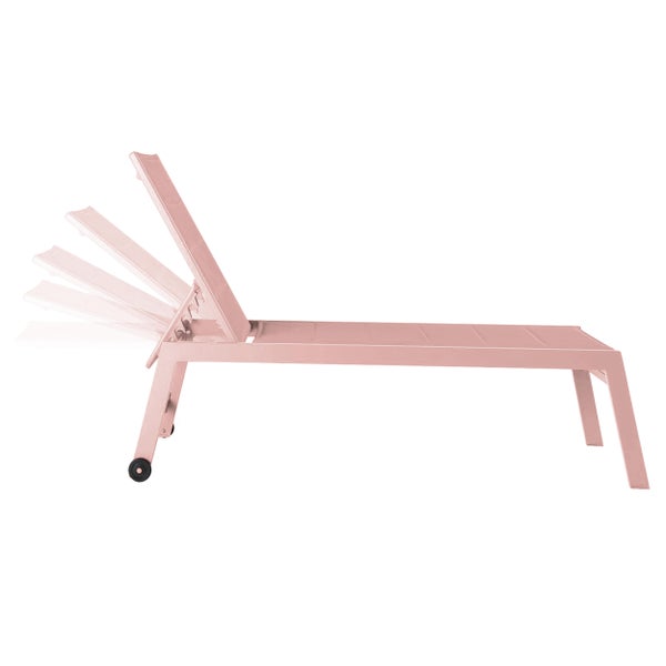 Rosafarbene Sonnenliege mit mehrfach verstellbarer Rückenlehne und Rollen.